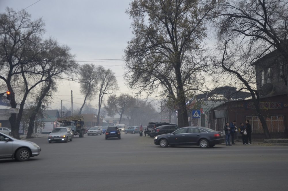 Die Luft in Kirgisistan ist sehr schlecht, da der Müll in der Stadt verbrannt wird