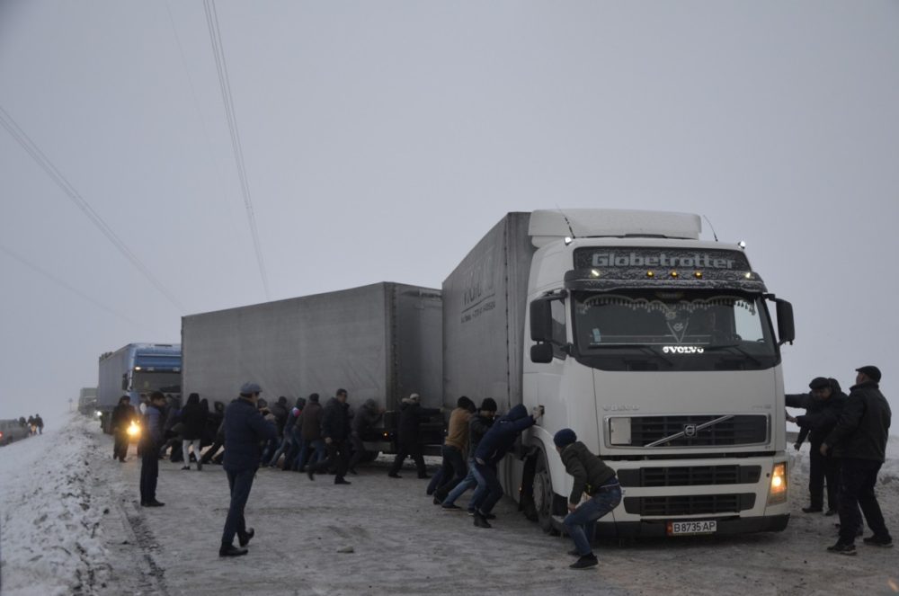 Irgendwo zwischen Bischkek und Osch, als ein Lastwagen den Weg versperrte und eine Reihe kirgisischer Männer versuchten, ihn aus dem Weg zu schieben