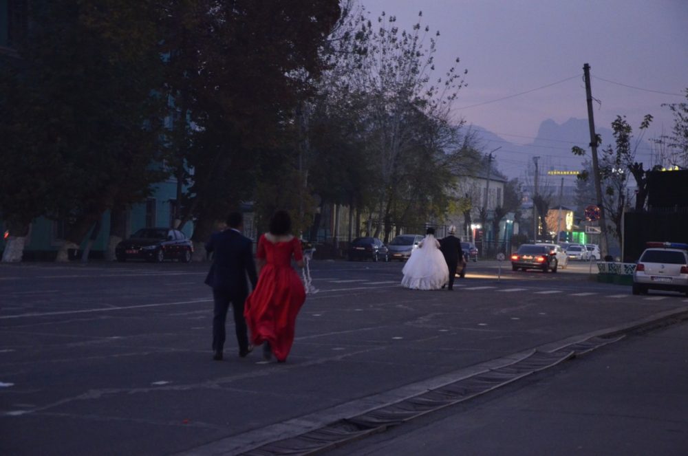 Im Herbst ist in Kirgisistan Heiratszeit, da das Gemüse besonders billig ist. Hier ein Brautpaar in Osch